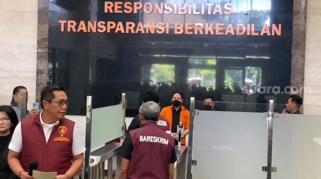 Pakai Baju Tahanan, Dito Mahendra Resmi Diperkenalkan Sebagai Tersangka Senpi Ilegal