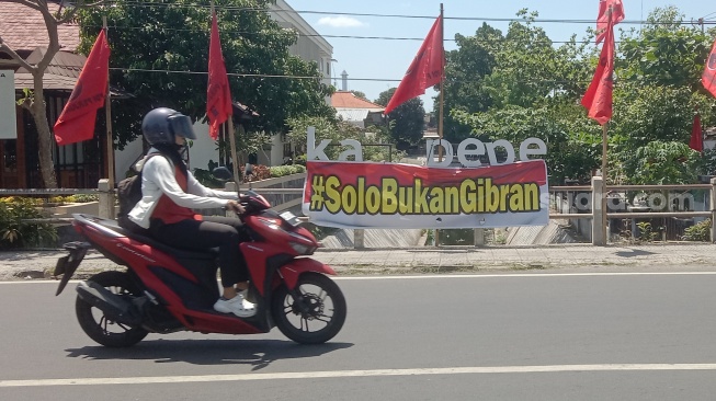 Heboh Munculnya Spanduk 'SoloBukanGibran' di Solo, Warga Ungkap Hal Mengejutkan