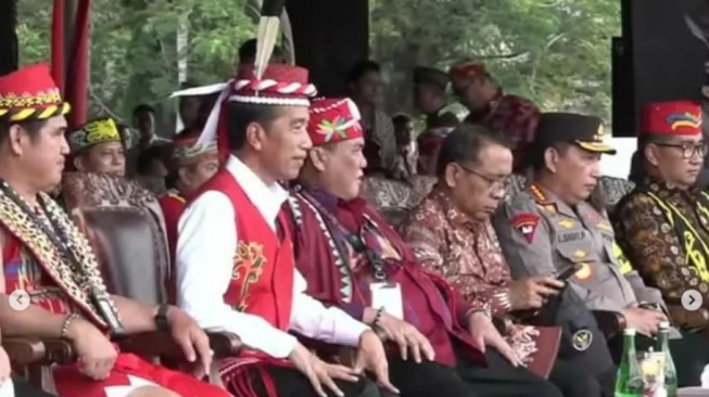 Presiden Joko Widodo bersama Bupati Kutai Barat saat hari Jadi Kabupaten Kutai Barat yang ke-4 (Instagram)