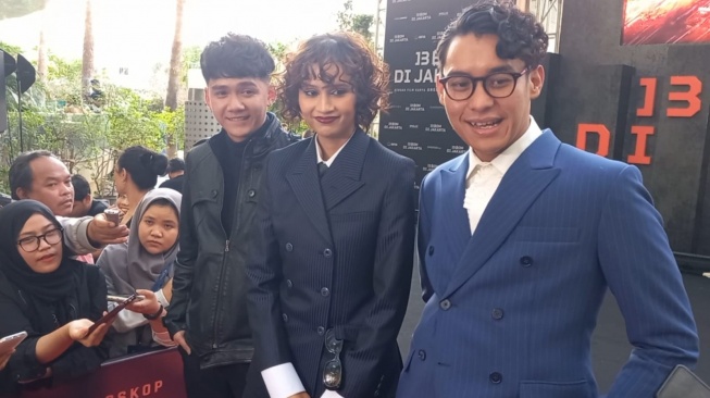 Chicco Kurniawan, Lutesha, dan Ardhito Pramono, pemeran film "13 Bom di Jakarta" di kawasan Kuningan, Jakarta Selatan, Kamis (21/12/2023). [Suara.com/Tiara Rosana]