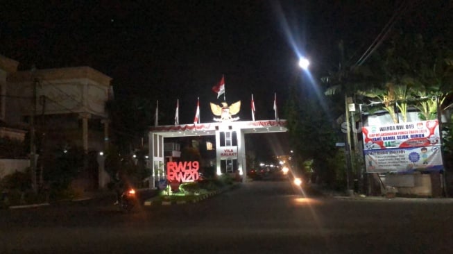 Kondisi Rumah Firli Bahuri di Malam Jumat Pasca Mundur sebagai Ketua KPK: Bakal Dijemput Polisi? [Suara.com/Mae Harsa]