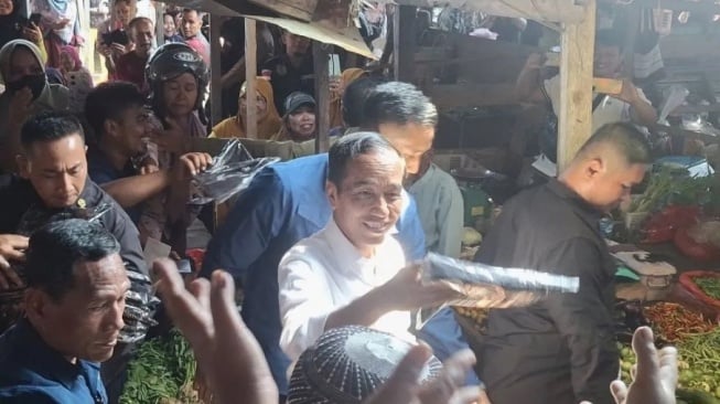 Sampaikan Semangat Pembangunan IKN, Presiden Jokowi Sambangi Pedagang Pasar Waru