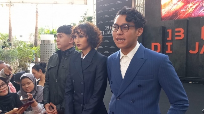 Chicco Kurniawan, Lutesha, dan Ardhito Pramono, pemeran film "13 Bom di Jakarta" di kawasan Kuningan, Jakarta Selatan, Kamis (21/12/2023). [Pahami.id/Tiara Rosana]