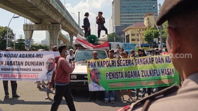 Didemo hingga Dipolisikan Gegara Guyonan Salat Cinta Prabowo, FUIB Serukan Tangkap Zulhas: Penistaan Agama Paling Keji!