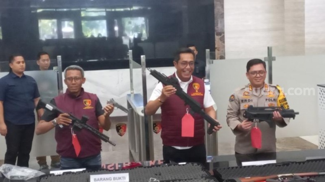 Bareskrim Polri serahkan penahanan tersangka Dito Mahendra dan barang bukti belasan pucuk senjata api ke Kejari Jakarta Selatan. (Suara.com/M Yasir)