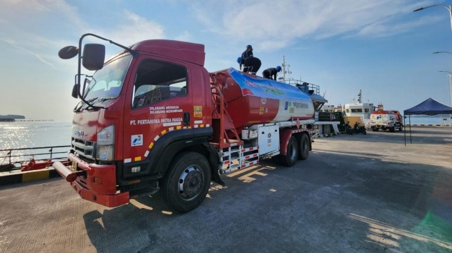 The Central Java Regional Pertamina Patra Niaga fuel truck carried out a Build Up Stock or Stock Addition in Karimun Jawa on Friday (22/12/2023).  (Pertamina Doc)