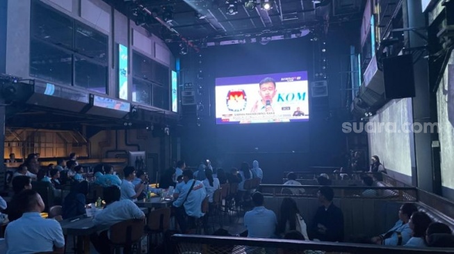 Tim Kampanye Nasional (TKN) Pemilih Muda (Fanta) Prabowo-Gibran bersama Fanta Creative/Sobat Biru Langit menggelar acara nonton bareng debat calon wakil presiden. Acara nobar itu digelar di kawasan SCBD, Jakarta Selatan. (Suara.com/Novian)