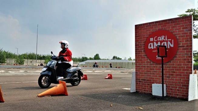 Untuk memperingati Hari Ibu pada 22 Desember, PT Astra Honda Motor (AHM) bersama jaringan main dealer sepeda motor Honda seluruh Indonesia memberikan edukasi keselamatan berkendara kepada sekira 1.100 perempuan dari Sabang sampai Merauke [PT AHM].