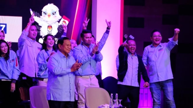 Prabowo-Gibran Tiba di Lokasi Debat dengan Wajah Sumringah, Bersalaman dengan Para Wartawan Senior