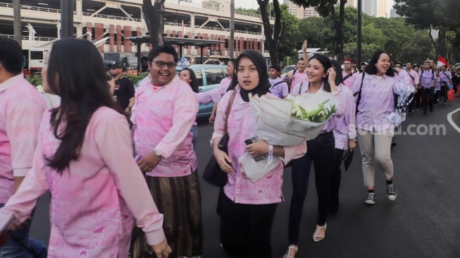 Para pendukung paslon nomor urut tiga Ganjar Pranowo dan Mahfud MD saat tiba di JCC Senayan, Jakarta, Jumat (22/12/2023). [Suara.com/Alfian Winanto]