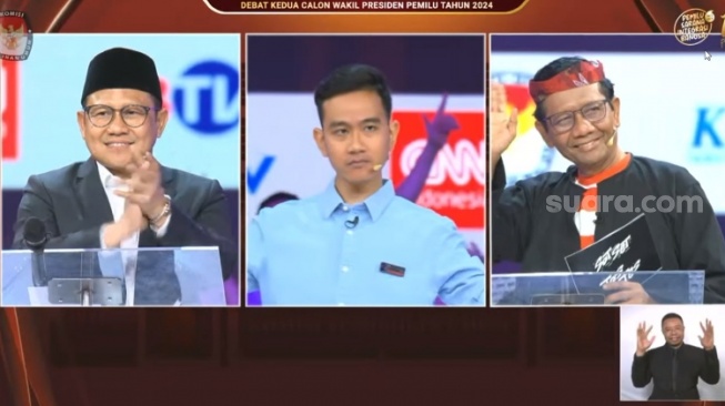 Gaya Cawapres Gibran angkat dua tangan saat debat Cawapres 2024. (tangkapan layar)