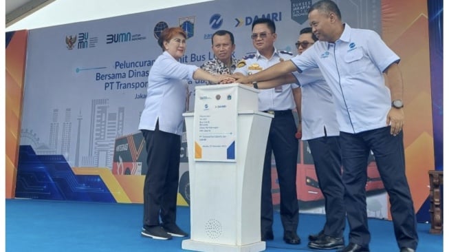 Direktur Utama Damri Setia N. Milatia Moemin (kiri) dalam acara seremoni peluncuran 26 unit bus listrik kerja sama antara Damri dan Transjakarta, serta didukung oleh Dinas Perhubungan DKI Jakarta yang diselenggarakan di Jakarta, Jumat (22/12/2023). [ANTARA/Adimas Raditya]