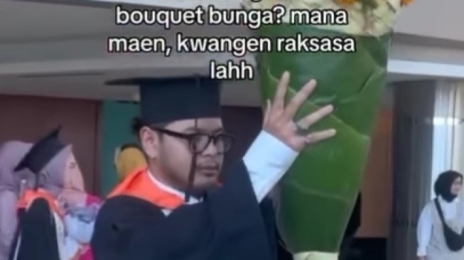 Momen Viral Video Seorang Pria Mendapat Hadiah Kwangen Raksasa saat Wisuda