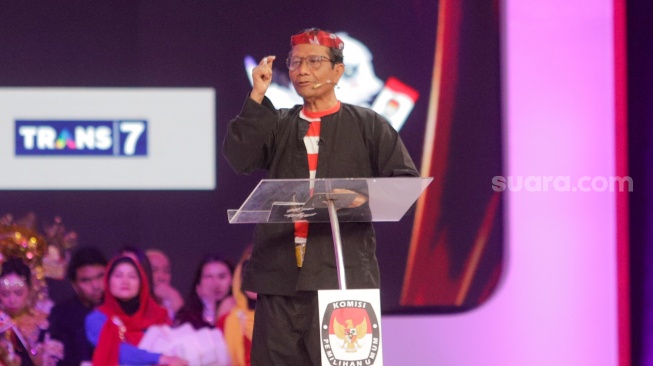 Cawapres nomor urut tiga Mahfud MD memberikan pemaparan di debat perdana Cawapres 2024 pada JCC Senayan Jakarta, hari terakhir pekan (22/12/2023). [Suara.com/Alfian Winanto]