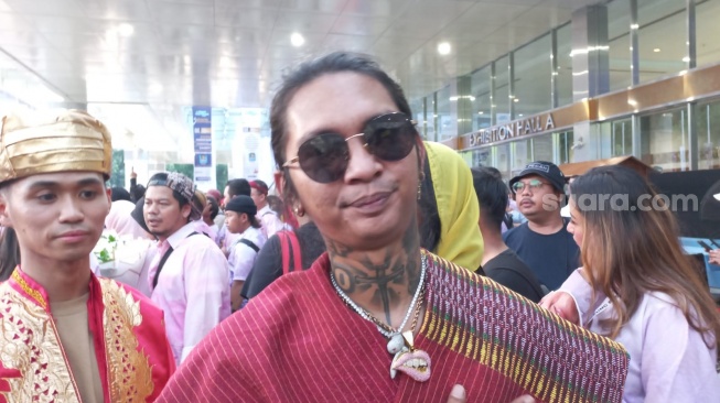 Rapper Samuel Alexander Pieter atau akrab disapa Young Lex mendukung langsung pasangan Ganjar-Mahfud MD di JCC, Senayan, Jakarta, Jumat (22/12/2023). [Suara.com/Bagaskara]