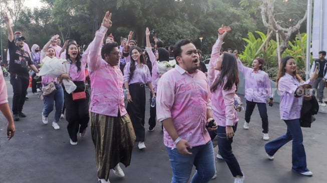 Para pendukung paslon nomor urut tiga Ganjar Pranowo dan Mahfud MD saat tiba di JCC Senayan, Jakarta, Jumat (22/12/2023). [Suara.com/Alfian Winanto]
