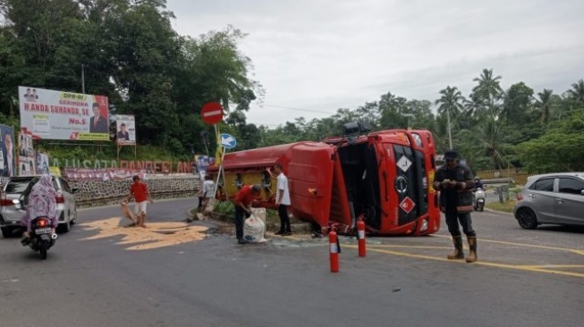 Truk Tangki Pertamina Terguling di Jembatan Goyang Lidah Pandeglang