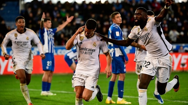 Selebrasi Lucas Vazquez usai mencetak gol kemenangan Real Madrid atas Alaves, Jumat (21/12/2023). (Ander Gillenea/AFP)