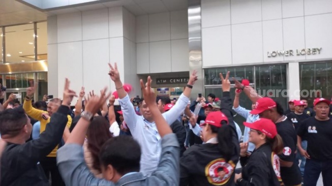 'Goyang' Lokasi Debat Cawapres di JCC, Pendukung Prabowo-Gibran Bawa Speaker hingga Joget-joget Dua Jari