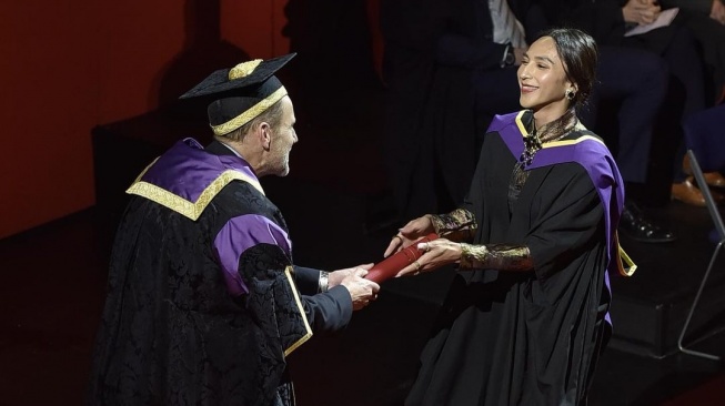 Potret Dena Rachman Wisuda S2 di Inggris. (Instagram/denarachman)