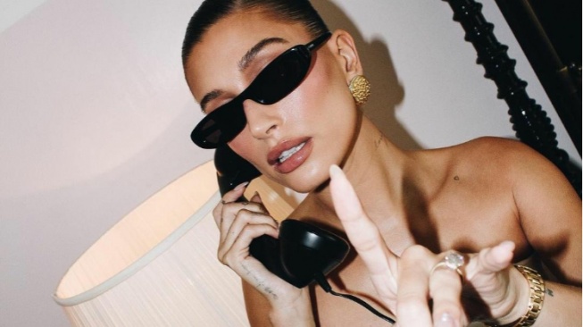 4 Inspirasi Outfit ala Hailey Bieber, Makin Stylish dengan It Girl Vibe!