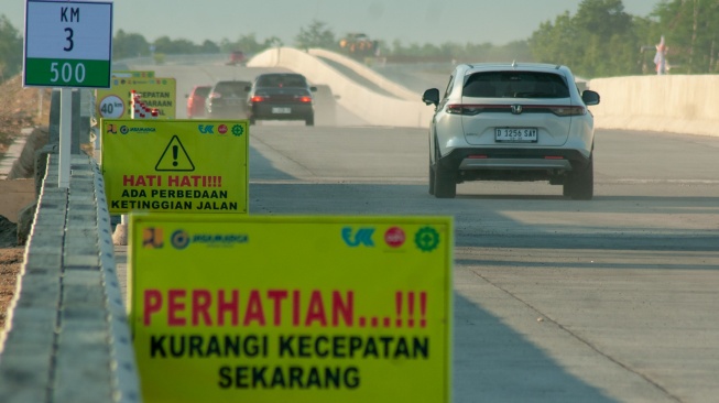 Sejumlah rambu peringatan terpasang di pinggir jalur fungsional tol Solo-Yogyakarta di Boyolali, Jawa Tengah, Jumat (22/12/2023). [ANTARA FOTO/Aloysius Jarot Nugroho/nym]