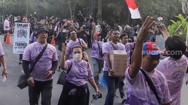 Para pendukung paslon nomor urut tiga Ganjar Pranowo dan Mahfud MD saat tiba di JCC Senayan, Jakarta, Jumat (22/12/2023). [Suara.com/Alfian Winanto]
