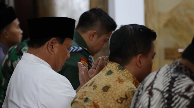 Calon presiden (capres) nomor urut 2, Prabowo Subianto saat melangsungkan salat Jumat di masjid di Kementerian Pertahanan (Kemhan), Jakarta Pusat, Jumat (22/12/2023). (Dok. Tiim Media Prabowo)