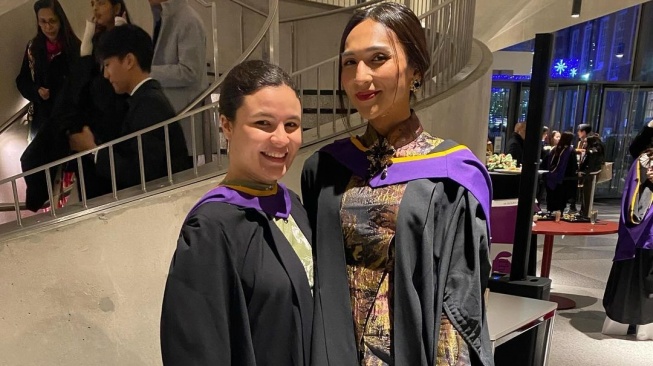 Potret Dena Rachman Wisuda S2 di Inggris. (Instagram/denarachman)