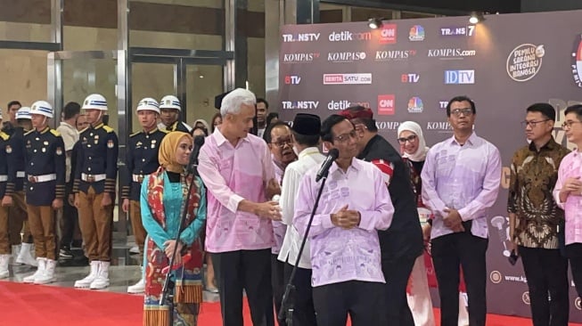 Ganjar-Mahfud Ganti Baju Adat Jadi Kemeja Pink Usai Debat Cawapres, Ini Alasannya