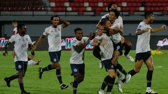 Pesepak bola Arema FC Charles Almeida (ketiga kanan) bersama rekan setim berselebrasi usai mencetak gol ke gawang Persis Solo pada pertandingan BRI Liga 1 di Stadion Kapten I Wayan Dipta, Gianyar, Bali, Sabtu (9/12/2023).  ANTARA FOTO/Nyoman Hendra Wibowo/YU