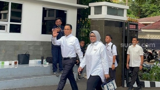 Kenakan Pakaian Putih, Anies Lambaikan Tangan saat Tiba di Kediaman Cak Imin Jelang Debat Cawapres