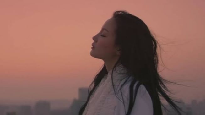 Belajar untuk Mengapresiasi Diri Sendiri Lewat Lagu Lee Hi 'Breathe'