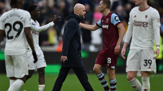 Manajer Manchester United asal Belanda Erik ten Hag berjalan melintasi lapangan setelah timnya kalah 0-2 dari West Ham United dalam laga pekan ke-18 Liga Inggris 2023-2024 di Stadion London, di London pada 23 Desember 2023.Ben Stansall / AFP.