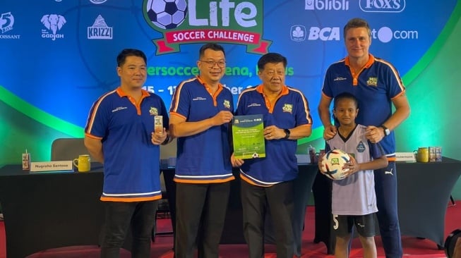 Turnamen sepak bola putri usia dini, MilkLife Soccer Challenge 2023 melibatkan para atlet putra guna mempercepat peningkatan kualitas para pemain. [Dok. Istimewa]