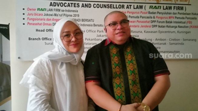 Razman Arif Nasution dan istrinya, Ade Suryani usai konferensi pers terkait penetapan Denise Chariesta jadi tersangka di Kuningan, Jakarta Selatan, Sabtu (23/12/2023) [Suara.com/Rena Pangesti]