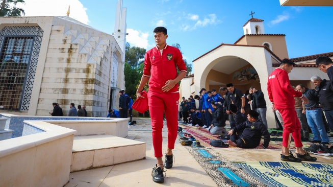 Jemaah Membludak, Pemain Timnas Indonesia Salat Jumat di Halaman Gereja di Turki