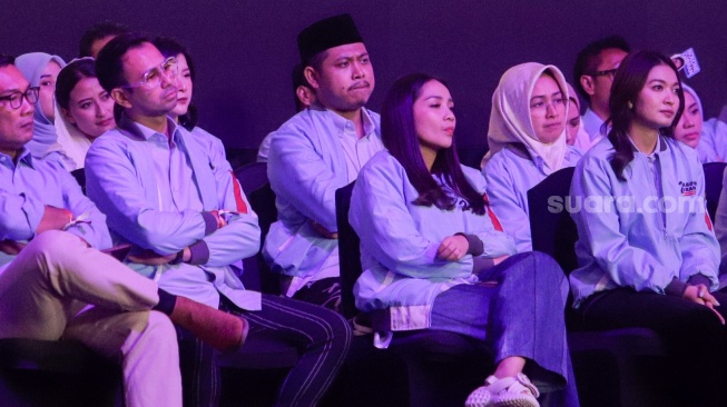 Pasangab Artis Raffi Ahmad dan Nagita Slavina saat menghadiri acara Debat Cawapres 2024 di JCC Senayan, Jakarta, Jumat (22/12/2023). [Suara.com/Alfian Winanto]