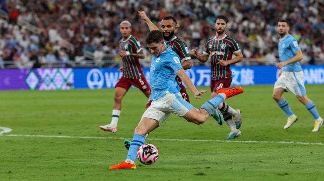 Penyerang Manchester City asal Argentina Julian Alvarez menendang bola pada pertandingan final sepak bola Piala Dunia Antarklub FIFA 2023 antara Manchester City dari Inggris dan Fluminense dari Brasil di Stadion King Abdullah Sports City di Jeddah pada 22 Desember 2023.Giuseppe CACACE / AFP