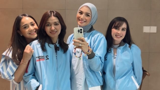 Selvi Ananda dan rekan artis saat Debat Cawapres 2024. (Instagram)