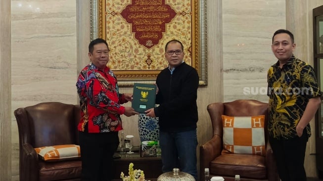 Wali Kota Makassar Mohammad Ramdhan Pomanto menerima sertifikat Lapangan Karebosi Makassar dari Kepala BPN Makassar, Kamis 21 Desember 2023 [SuaraSulsel.id/Humas Pemkot Makassar]