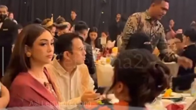 Celine Evangelista duduk di samping Raffi Ahmad saat ultah MS Glow (TikTok/@tetehtha2)