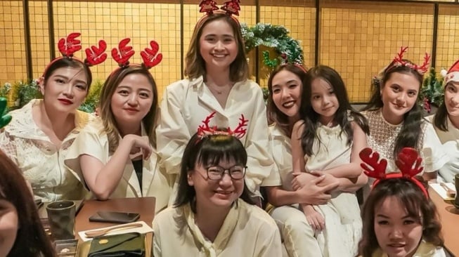 Potret Keluarga Artis Sambut Natal 2023. (Instagram/gritteagathaa)