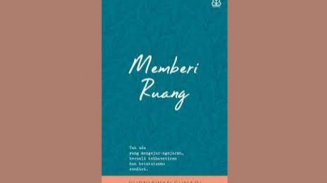 Ulasan Buku Memberi Ruang, 72 Tulisan Pendek yang Menarik