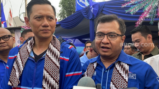 Calon anggota legislatif (caleg) Partai Demokrat Syahrial Nasution (kanan) mendampingi Ketua Umum Partai Demokrat Agus Harimurti Yudhoyono (AHY) dalam kegiatan Pasar Sembako Murah di Jalan Bungur Kebayoran Lama, Jakarta Selatan, Sabtu (23/12/2023). (Suara.com/Bagaskara)