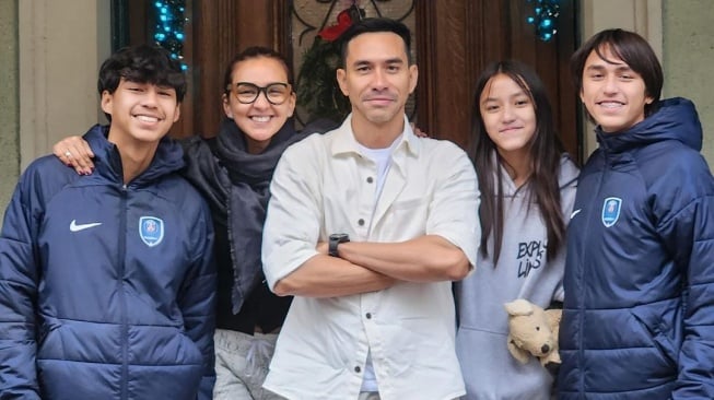 Potret Keluarga Artis Sambut Natal 2023. (Instagram/dagnesia)