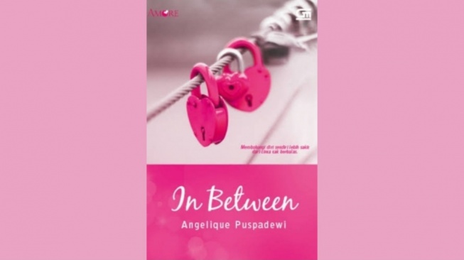 Ulasan Novel In Between, Membohongi Perasaan Sakitnya Berkepanjangan