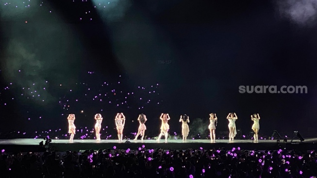 Konser TWICE yang bertajuk TWICE 5TH WORLD TOUR 'READY TO BE' IN JAKARTA sukses digelar di Jakarta International Stadium (JIS), Jakarta pada Sabtu (23/12/2023). [Suara.com/Tiara Rosana]