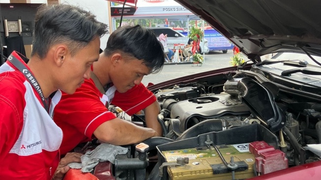 Posko Siaga Mitsubishi di KM 57 Cikampek. (Foto: MMKSI)