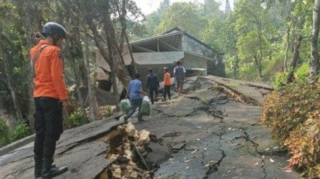 Longsor di Megamendung Bogor, Satu Bangunan Vila dan Jalan Kampung Warung Doyong Rusak